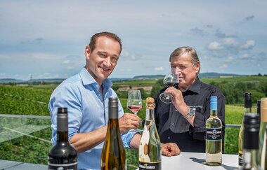 Auf der Dachterrasse des Weinguts werden Weine von den Inhabern verkostet | © Privatweingut Eberbach-Schäfer