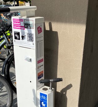 Radservicestatation neben Fahrrädern
