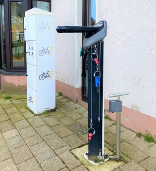 Säule der Radservicestation in Wiesenbach | © Landratsamt Rhein-Neckar-Kreis