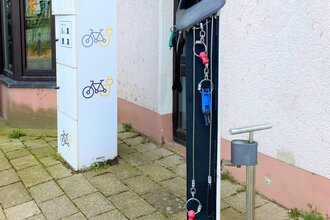 Säule der Radservicestation in Wiesenbach | © Landratsamt Rhein-Neckar-Kreis