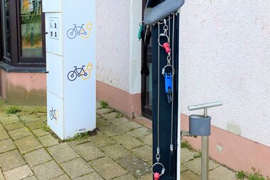 Säule der Radservicestation in Wiesenbach | © Landratsamt Rhein-Neckar-Kreis