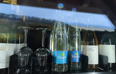 Wasser und Weingläser