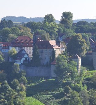 Luftaufnahme von den mächtigen Burgmauern und Türmen vom Schloss Stetten bei Kocherstetten | © Touristikgemeinschaft Hohenlohe e.V. | Andi Schmid