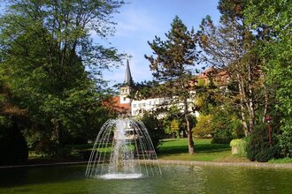 Im Schlosspark sprudelt Wasser aus einer Fontäne