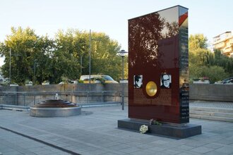 Überdimensionales Denkmal zu Ehren von Hans Scholl und Eugen Grimminger. | © Stadtverwaltung Crailsheim