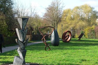 Weg mit Kunstskulpturen