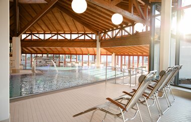 Innenbereich mit Schwimmbecken und Liegen beim Solebad Niedernhall | © Touristikgemeinschaft Hohenlohe e.V. | Stadt Niedernhall