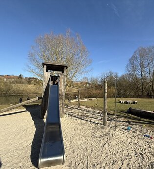 Spielplatz mit Sitzgelegenheiten  Rückhaltebecken Seebach in Rot am See_JuheTour | © Hohenlohe + Schwäbisch Hall Tourismus e. V.