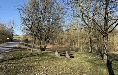 Sitzgelegenheit Bank mit Blick auf Rückhaltebecken Seebach in Rot am See_JuheTour | © Hohenlohe + Schwäbisch Hall Tourismus e. V.