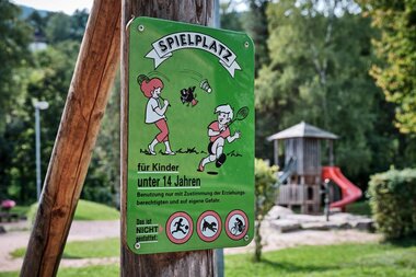Spielplatz Schild vor Spielplatz und Wald | © TMBW