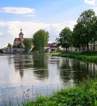 Hoch über dem Neckar thront die Regiswindiskirche – das weithin sichtbare Wahrzeichen von Lauffen. Die gotische Kirche wurde ab 1227 erbaut und ist der heiligen Regiswindis gewidmet, deren Geschichte im Chorraum auf Bildtafeln erzählt wird. Mit kunstvolle | © Stadtverwaltung Lauffen am Neckar