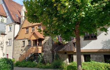 Historische Gebäude mit Baum im Vordergrund. | © Petra Natzkowski