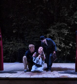 Auf der Bühne spielen die Schauspieler Faust 1