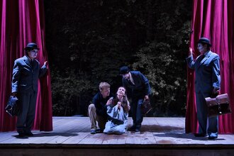 Auf der Bühne spielen die Schauspieler Faust 1