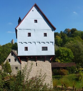 Blick auf das Topplerschlösschen in Rothenburg o.d.T. Ein kleines Häuschen steht auf einem alten Turm als Sockel. | © Tourismus Service Rothenburg