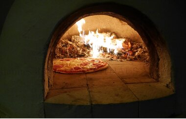 Pizza und anderes frisch aus dem Holzofen