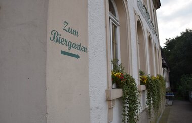 Außenwand Wegweiser Biergarten