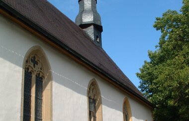 Die Kapelle steht neben einem Baum | © Touristikgemeinschaft Hohenlohe e. V. | Marion Schlund