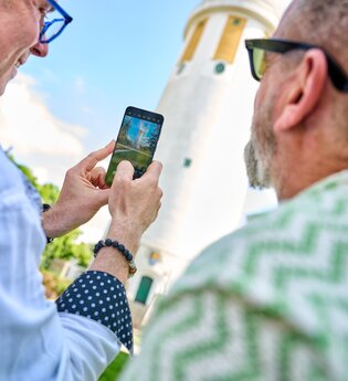Besucher Fotografieren mit dem Mobiltelefon den Wasserturm | © RheinNeckarKreis_(c)FlorianTrykowski-_2495659_klein
