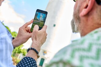 Besucher Fotografieren mit dem Mobiltelefon den Wasserturm