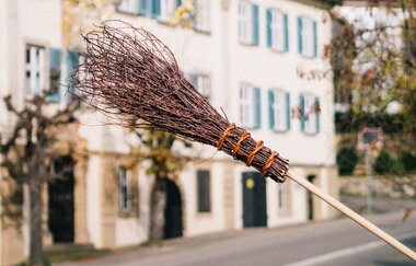 Symbol für eine Besenwirtschaft ist ein Besen | © Hohenlohe Künzelsau | Wein & Bett Weihbrecht, Bretzfeld