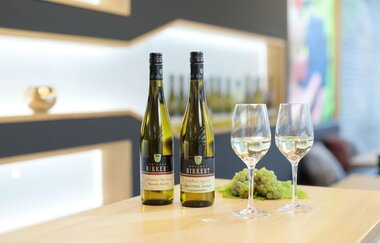 Weißwein Flaschen und Gläser | © Touristikgemeinschaft Hohenlohe e.V. | Andi Schmid