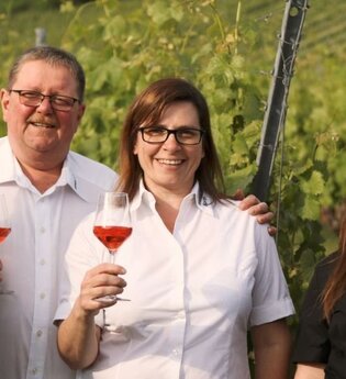 Die Eltern und drei Kinder | © Touristikgemeinschaft Hohenlohe e. V. | Weingut Borth