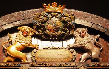 Das Wappen der Familie von Hohenlohe-Oehringen zeigt zwei Leoparden | © Touristikgemeinschaft Hohenlohe e. V. | Weingut Fürst Hohenlohe-Oehringen