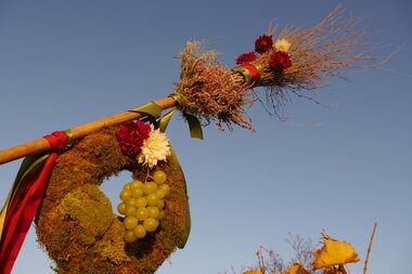 Ein kunstvoll geschmückter Besen mit Blumen, Mooskranz und Trauben kündigt den Beginn der Besensaison an. | © Kraichgau-Stromberg Tourismus e.V.