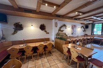 Gemütlicher Gastraum im Weingut Härle in Abstatt - Holztische und Stühle | © Weingut Härle