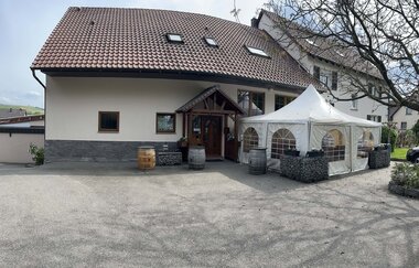 Außenbereich Weingut Härle  in Abstatt mit Pavillion zur Überdachung | © Weingut Härle