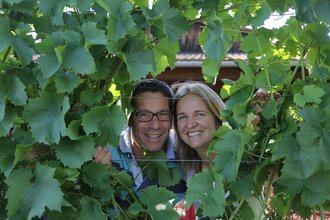 Freundliche Begrüßung der Familie Haeussermann mit Blick durch die Reben | © Weingut Haeussermann