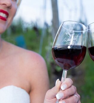 Ein Paar stößt mit zwei Gläsern Rotwein an | © Touristikgemeinschaft Hohenlohe e. V. | Weingut Keck
