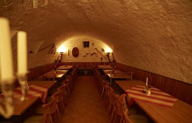 Gewölbekeller im Weingut Hofäcker | © Weingut Hofäcker