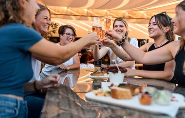 Eine Gruppe von Frauen stößt mit Sektgläsern an. | © Tourimia Tourismus GmbH / Stefan Leitner
