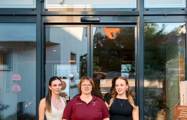Drei Frauen vor der Tür zum Weingut Hofäcker. | © Tourimia Tourismus GmbH / Stefan Leitner