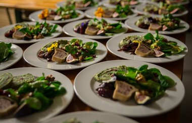 mehrere Teller mit Salat, Maultaschen, Feigen und angebratenen Zwiebeln | © Christian Seyffer