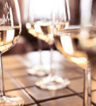 Gläser mit Weißwein und dem Schriftzug Weingut Mai | © Touristikgemeinschaft Hohenlohe e. V.