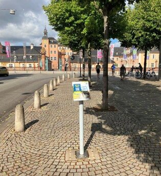 Informationsstehle der Weitersehen App vor dem Schwetzinger Schloss