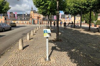 Informationsstehle der Weitersehen App vor dem Schwetzinger Schloss