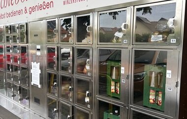 Selbstbedienungsautomat mit Säften und weiteren Produkten | © Touristikgemeinschaft Hohenlohe e. V. | Winzerstube Lösch