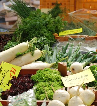 Gemüsestand auf dem Wochenmarkt