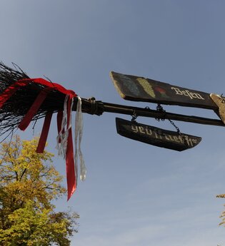Ein traditioneller Reisigbesen mit roten und weißen Bändern markiert den Eingang zur Besenwirtschaft. | © Stadt Vaihingen an der Enz