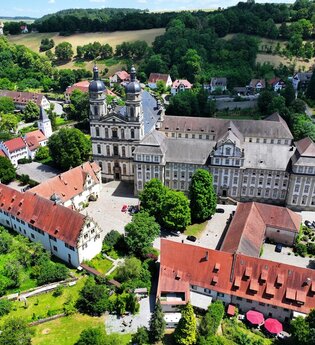 Die Klosteranlage von oben | © Touristikgemeinschaft Hohenlohe e. V. | Andi Schmid