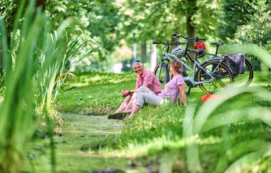 Pause im Hofgarten Öhringen am Wasser | © Touristikgemeinschaft Hohenlohe | Florian Trykowski