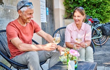 Radfahrer trinken Wein bei Direktvermarkter | © Touristikgemeinschaft Hohenlohe e. V. | Florian Trykowski