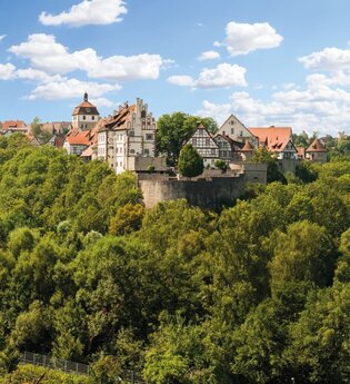 Fachwerkwerkhäuser von Vellberg thronen hoch über dem grünen Bühlertal | © Hohenlohe + Schwäbisch Hall Tourismus e. V.