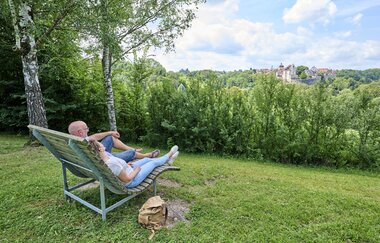 Panoramaliege mit Ausblick aufs Städtle von Vellberg | © Hohenlohe + Schwäbisch Hall Tourismus e. V.