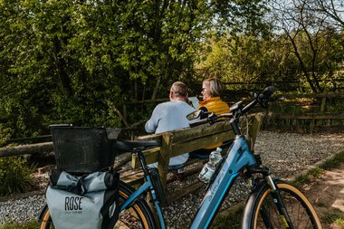 Zwei Radfahrer machen eine Pause auf einer Bank am Kneippbecken | © Stadtverwaltung Crailsheim