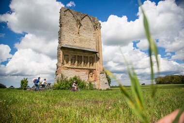 Radfahrende Familie vor der Anhäuser Mauer | © Blende 8